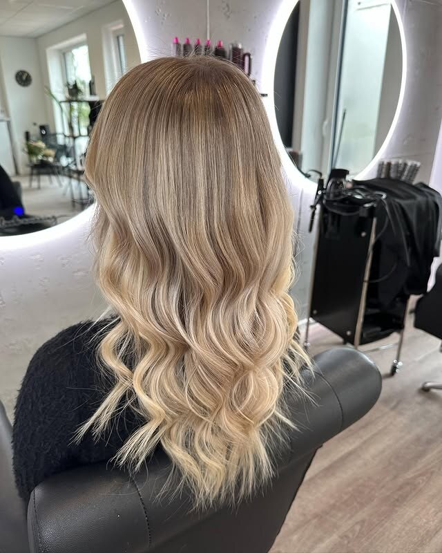 Aschblondes Haar mit kühlem Verlauf von dunklerem Ansatz in helle Spitzen