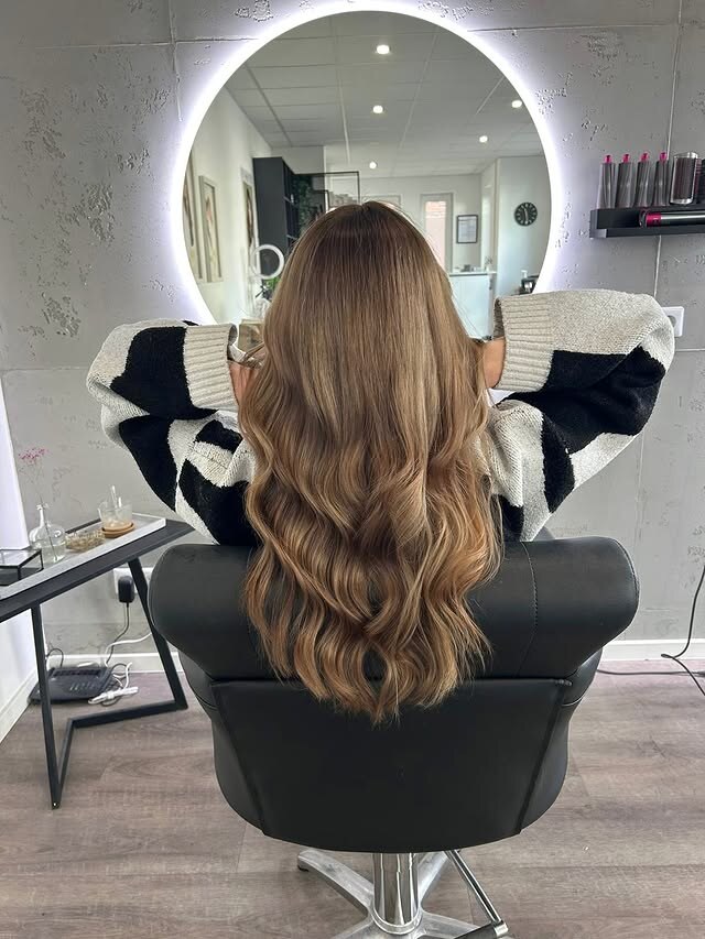Langes blondes Haar mit weichem Balayage-Verlauf in großen Wellen