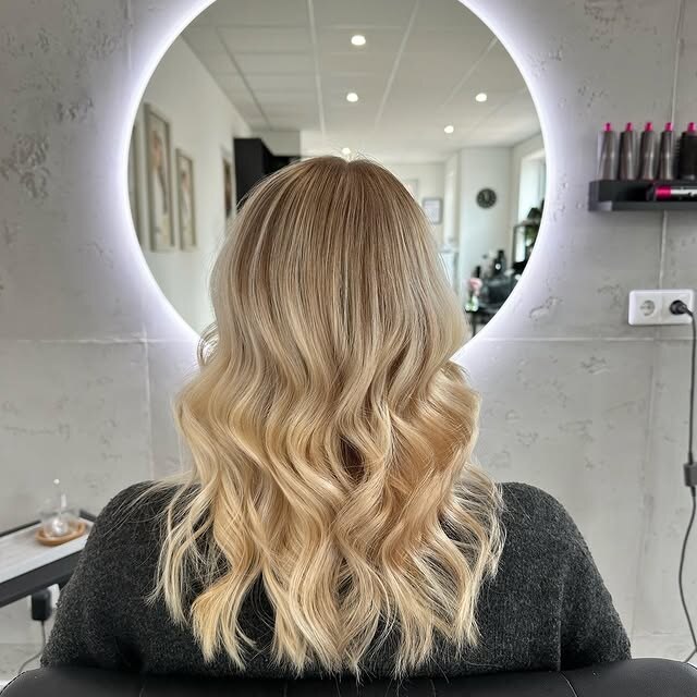 Schulterlanges Haar mit blondem Balayage-Verlauf in weichen Wellen