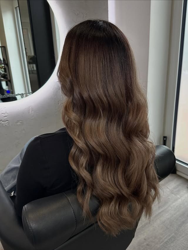 Brünettes Haar mit hellen Nuancen in den Längen, seitliche Ansicht