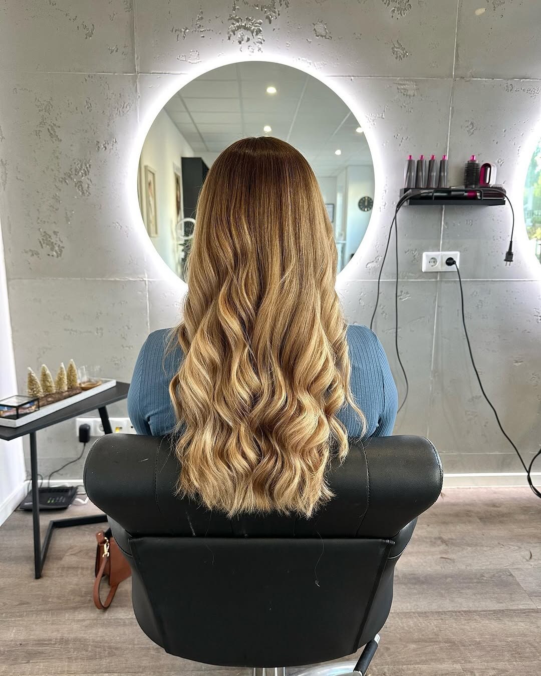 Honigblondes langes Haar mit warmem Verlauf in den Längen