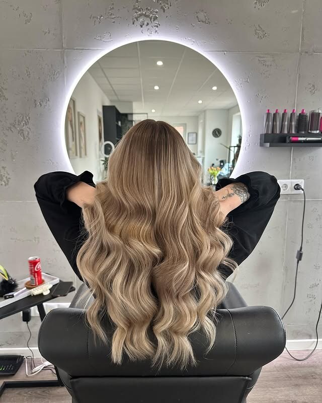 Sandblondes langes Haar in großen weichen Wellen