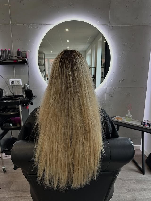 Vorher: ausgewaschenes helles Blond mit nachgewachsenem dunklem Ansatz, glatt getrocknet
